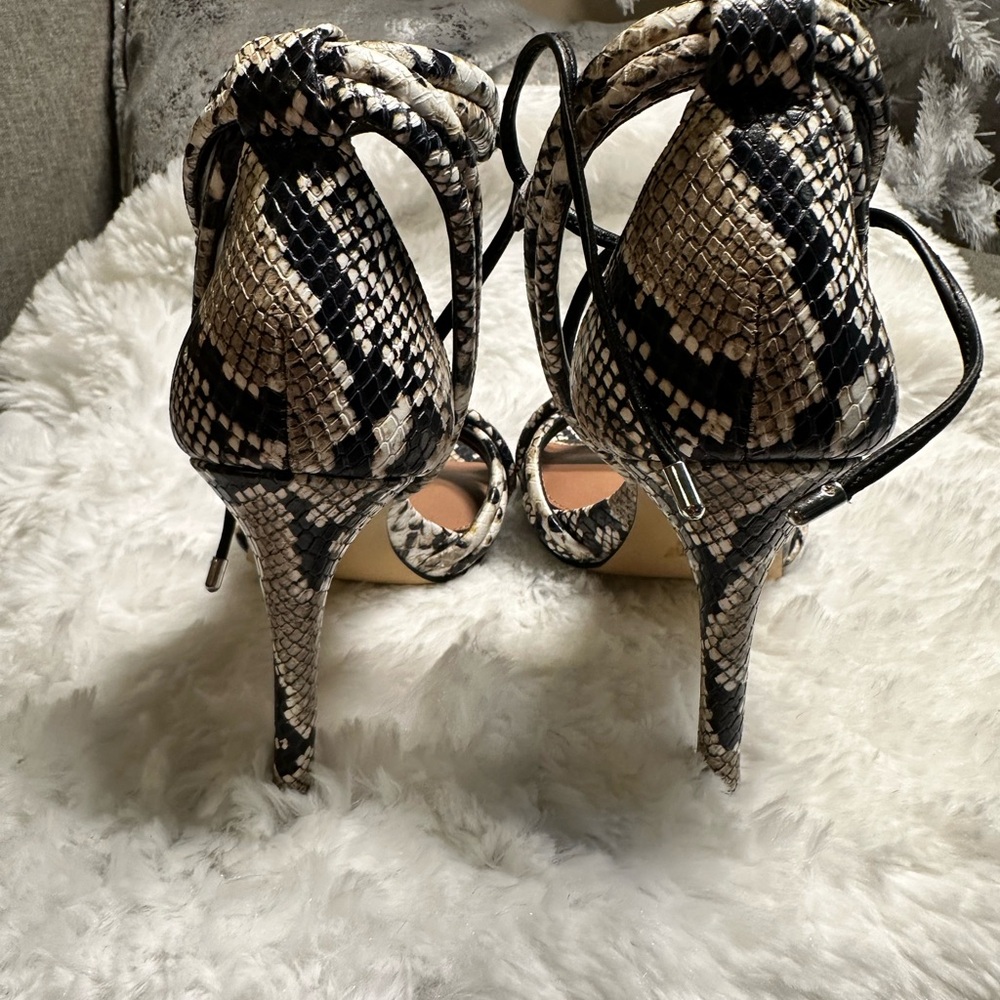 Gianni Bini
size 5 Snake Print Ankle Approx. 3.74" stiletto heel height - Picture 2 of 5